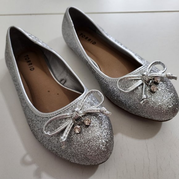 Women's Torrid Silver Glitter Flats with Bow Size 8 Wide - Picture 1 of 12